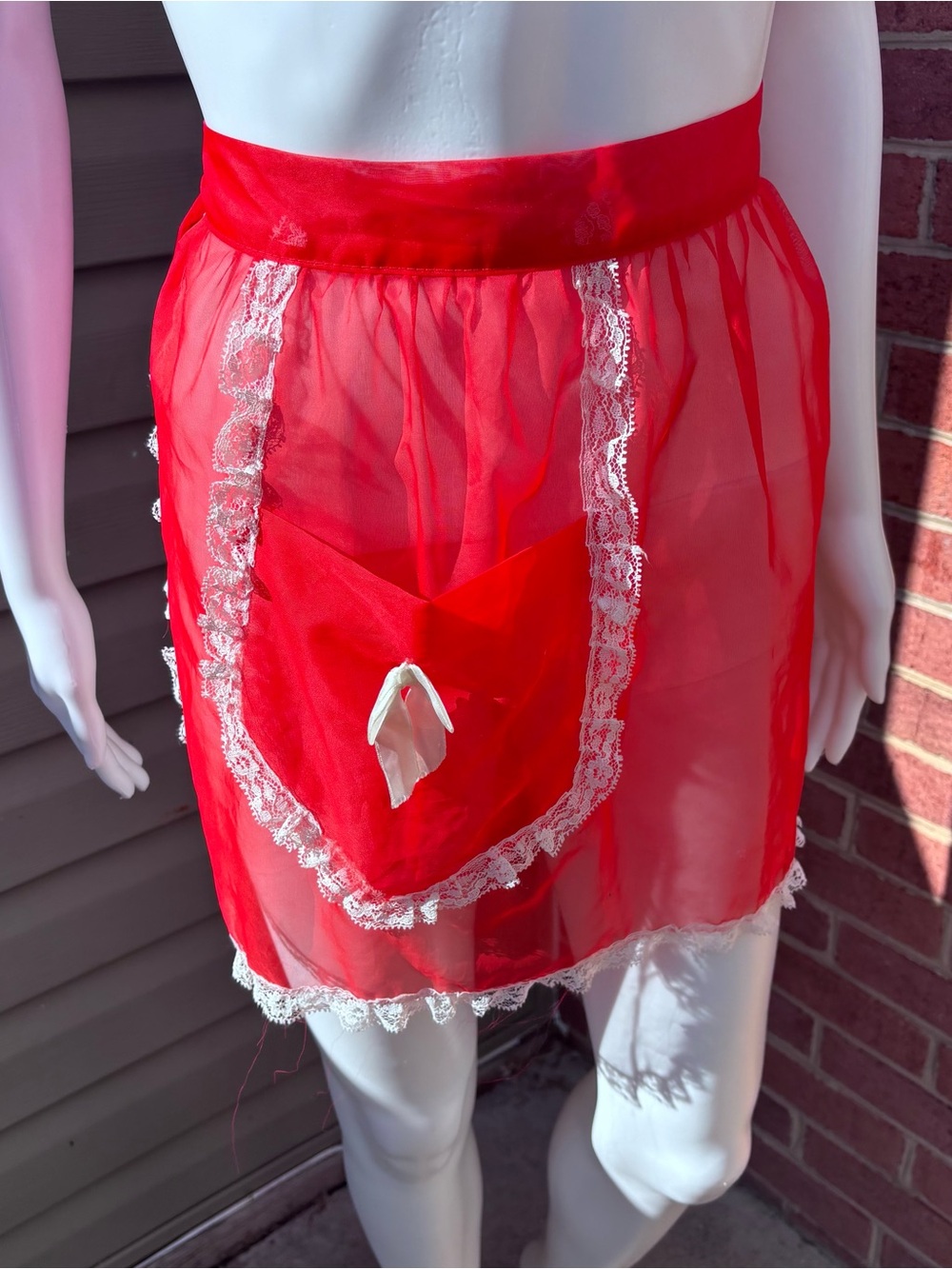 VINTAGE RED WHITE LACE TRIM
SHEER BOW POCKET APRON CUTE TIE BACK